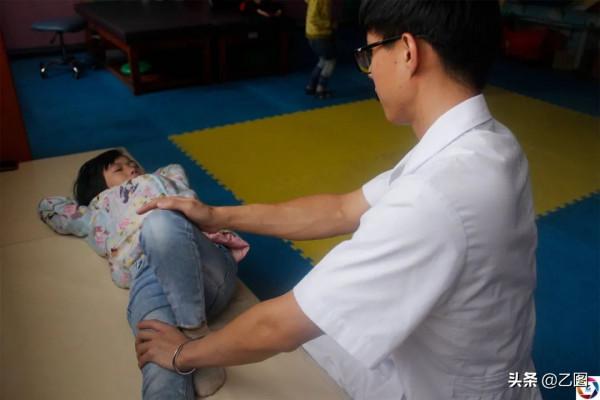 媽媽揹著幼女上山幹活，一陣電閃雷鳴後孩子臉青紫，噩夢就此開始
