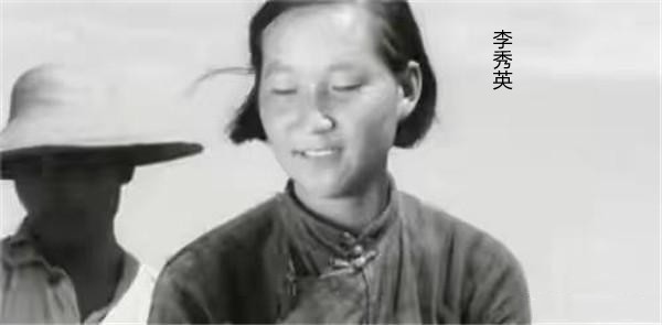 1952年，一連長看見銀幕上與主席握手的勞模，突然大哭：她是我妻