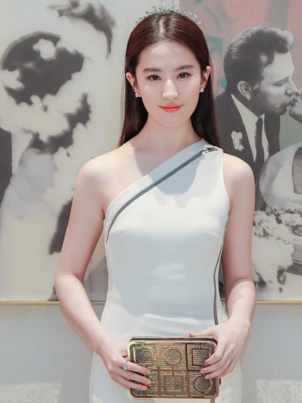 劉亦菲這顏值真無敵了，穿白色斜肩連衣裙優雅高貴，美得不可方物