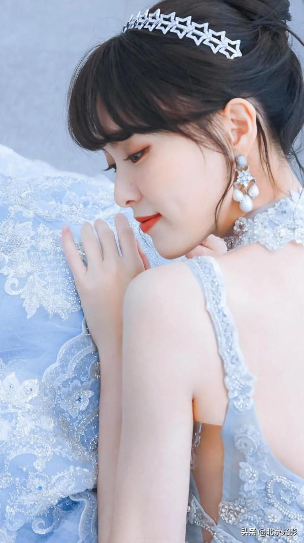 唐嫣這一身蕾絲露藍色紗長裙真美