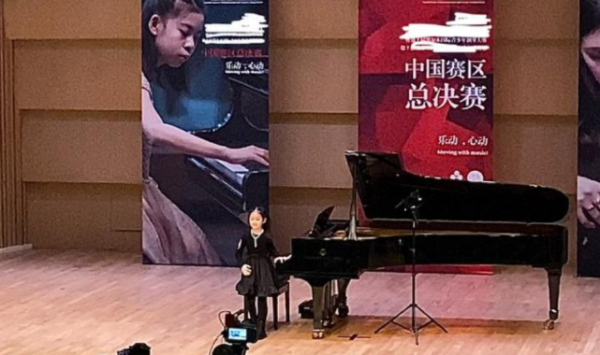 星二代更內卷！戚薇女兒參加鋼琴比賽，王詩齡一幅畫拍賣12萬