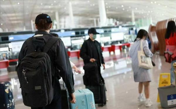 劉愷威楊冪都忙工作,7歲小糯米跟爺爺奶奶過中秋,約同學玩燈籠 劉愷威楊冪都忙工作,7歲小糯米跟爺爺奶奶過中秋,約同學玩燈籠