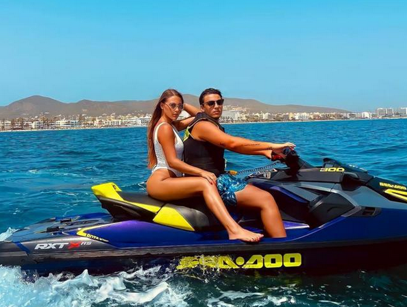 卡納瓦羅給女兒慶20歲生日！身材不輸瓦妮莎，倆人坐一起像兄妹