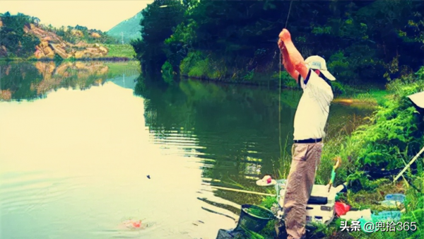 海南一男子野釣的罕見經歷，一次釣獲兩條魚，看清後扔下魚竿就跑