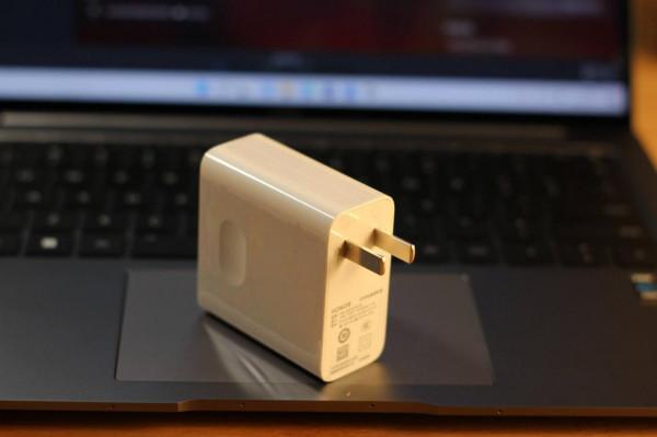 職場人的最佳搭檔!榮耀MagicBook V 14上手,10.7億色觸控屏 職場人的最佳搭檔!榮耀MagicBook V 14上手,10.7億色觸控屏