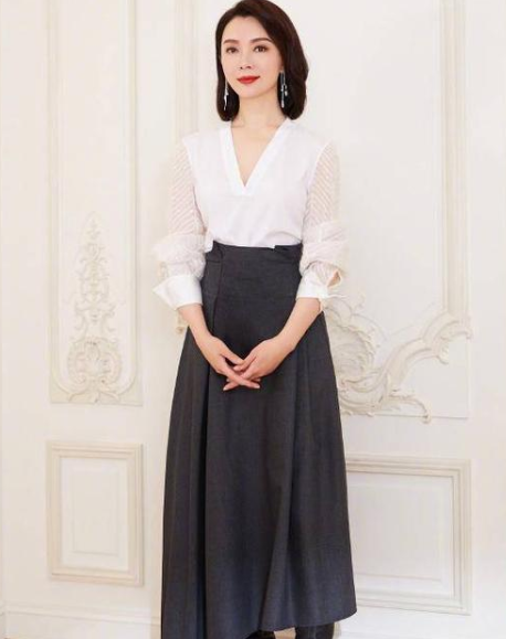 陳數與老公合體亮相真隆重,穿金色宮廷風長裙像貴婦,你覺得呢? 陳數與老公合體亮相真隆重,穿金色宮廷風長裙像貴婦,你覺得呢?