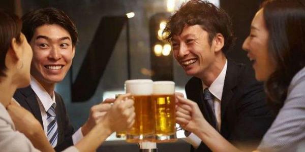 有人喜攀龍附鳳，窮盡家財結識達官貴人，年近四十才懊悔不已