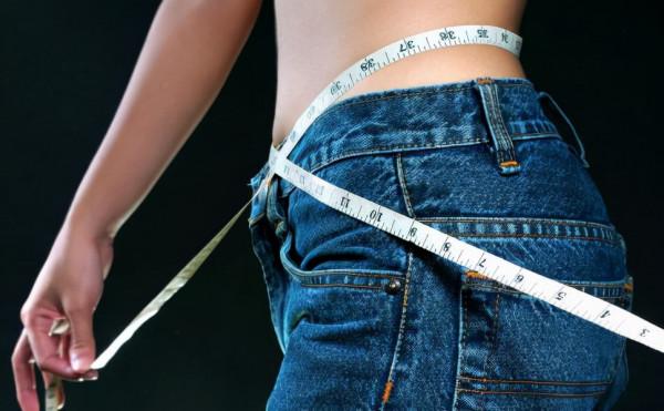 腹部贅肉多的女生 怎麼穿衣服好看