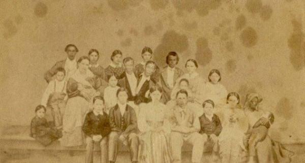 連體人赴美生22名孩子，迎娶姐妹花，走向人生巔峰