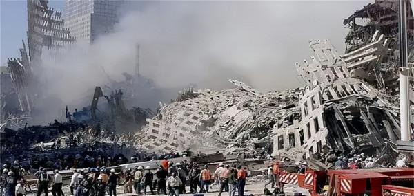 從107層一躍而下！這張在911事件中拍的照片，被美國政府瞞了10年