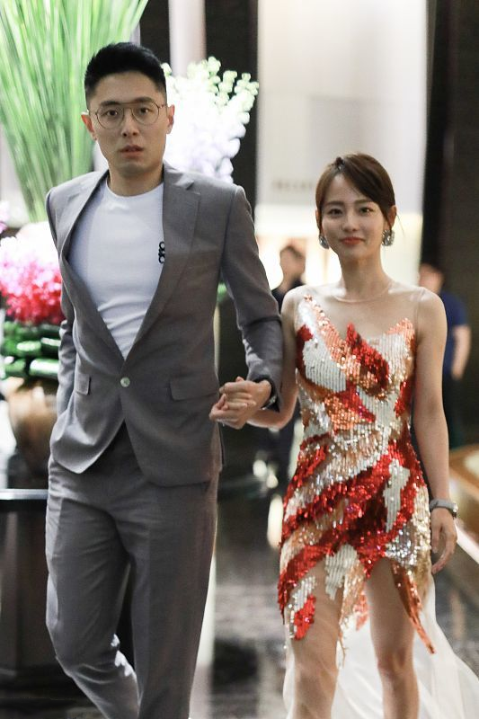 張嘉倪與老公展現“最萌身高差”,穿亮片裙挺亮眼,真有女人味 張嘉倪與老公展現“最萌身高差”,穿亮片裙挺亮眼,真有女人味