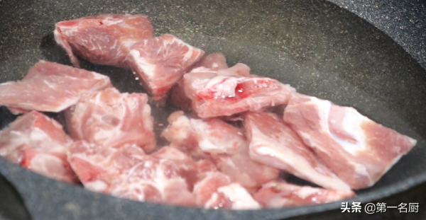 煮肉燉排骨，放料越多越難吃，只需放1味料，軟爛入味，吃著賊香