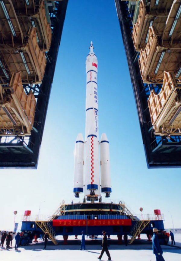 資產百億，連夜把公司送人後，他去哪了？