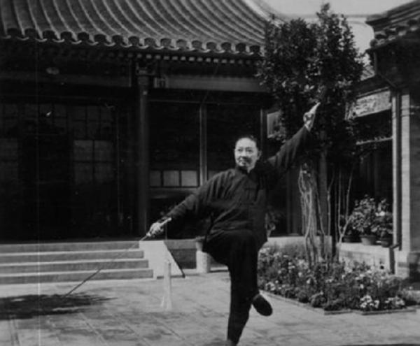 霍元甲向慈禧保鏢挑戰,踢完2腳後,便抱拳拱手認輸 霍元甲向慈禧保鏢挑戰,踢完2腳後,便抱拳拱手認輸