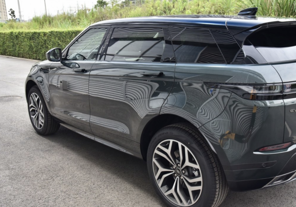 路虎終於成功了，車寬1904mm，滿油跑900KM，帶你看攬勝極光L