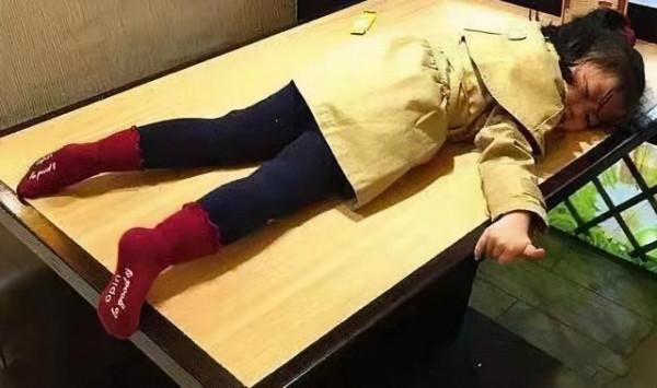 阿拉蕾：4歲賺錢養弟弟，在沒愛的環境帶淚成長，懂事得讓人心疼