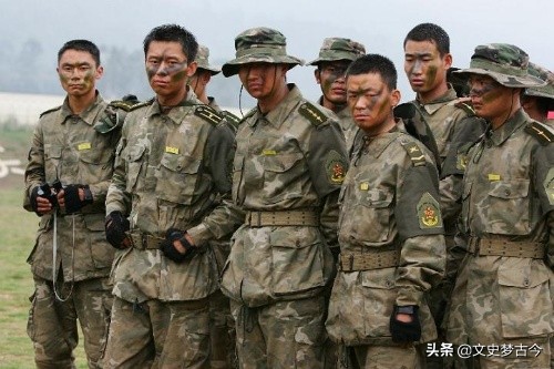 士官軍銜分3等7級，各種&OpenCurlyDoubleQuote;拐&rdquo;該怎麼區分？從《士兵突擊》說開去