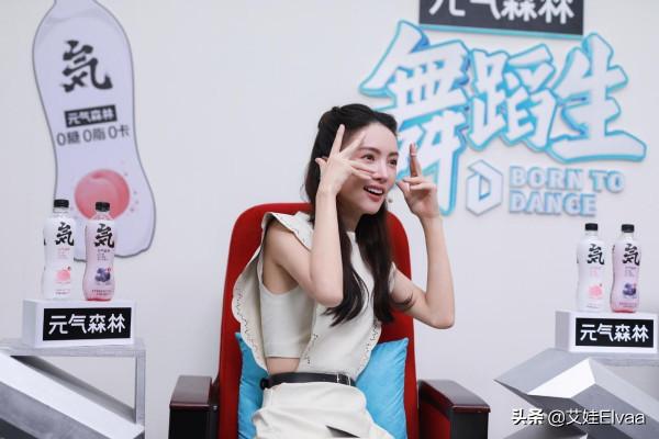 金晨逛完影城太端著，穿大碼毛衣配直筒褲走機場，打扮低調過頭了