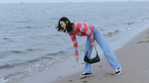 袁姍姍披髮海邊出境,又元氣又美 袁姍姍披髮海邊出境,又元氣又美