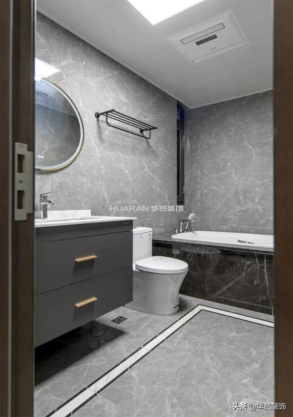 150㎡現代婚房，採用黑白灰三色拼貼拉伸空間、開放式廚房