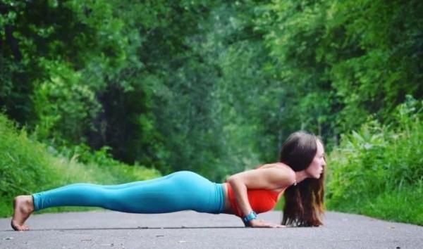 我這樣站了一段時間後，找到了膝蓋收緊上提的力量，雙腿也變直了