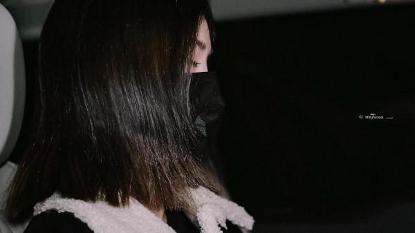 許佳琪私服，身穿黑色翻毛長皮衣，看著好暖人