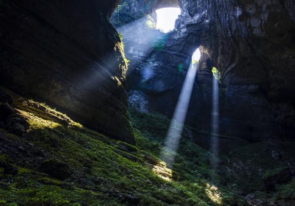 務川石朝天坑開“天窗”奇觀 務川石朝天坑開“天窗”奇觀