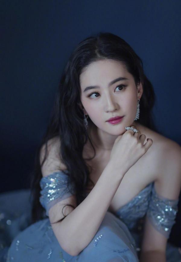 劉亦菲不同於一般小花,藍色紗裙盡顯女性溫柔,美得挺高階 劉亦菲不同於一般小花,藍色紗裙盡顯女性溫柔,美得挺高階