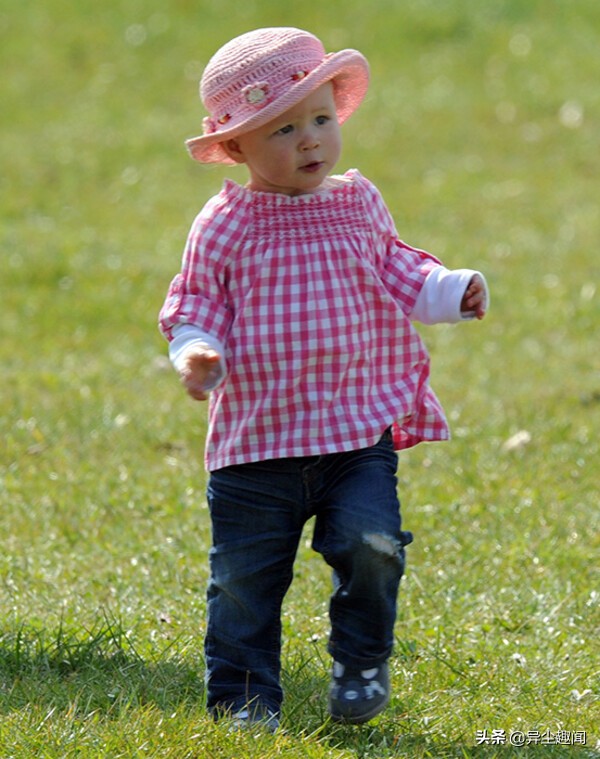 回顧皇室寶寶剛學會走路的萌萌瞬間,喬治王子邁開小短腿 回顧皇室寶寶剛學會走路的萌萌瞬間,喬治王子邁開小短腿