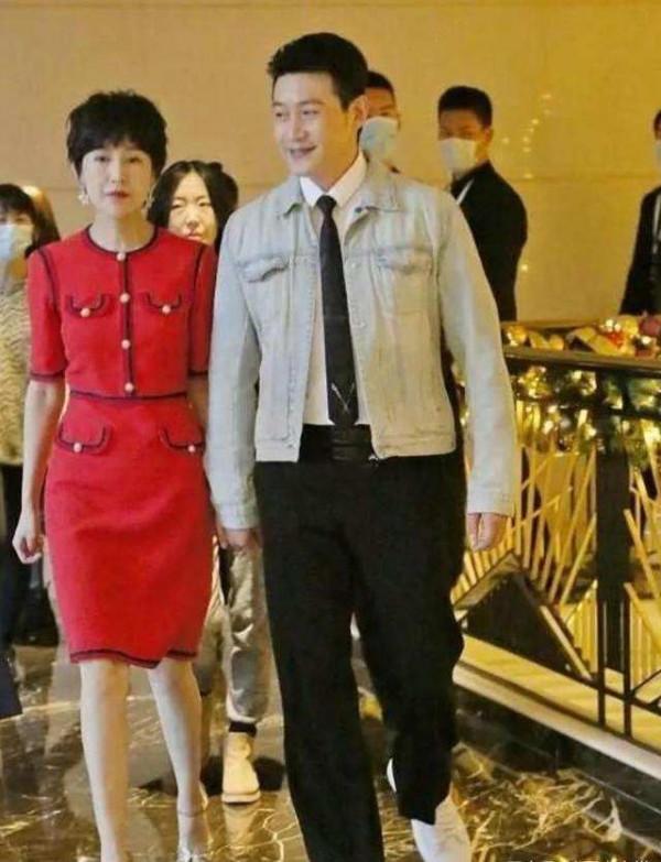 陸毅夫婦合體參加活動，老婆穿小香風像貴婦，自己卻胖成油膩大叔