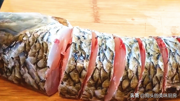 把一條魚放進電飯鍋裡，不加一滴水，出鍋太香了，肉嫩味道香