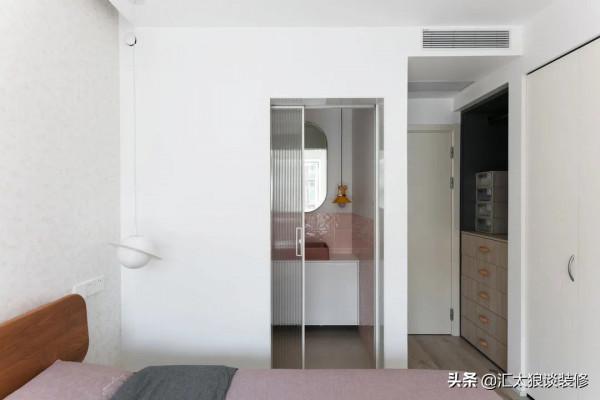 進門就被她家的裝修吸引,乾淨大氣溫暖,電視牆和陽臺很值得參考 進門就被她家的裝修吸引,乾淨大氣溫暖,電視牆和陽臺很值得參考