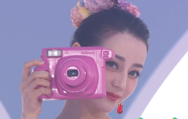 GQ沙灘紅毯來了!熱巴雀斑妝迷人,baby仙裙迎戰,關曉彤造型失策 GQ沙灘紅毯來了!熱巴雀斑妝迷人,baby仙裙迎戰,關曉彤造型失策