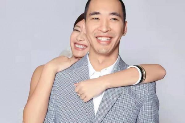 我們都被徐靜蕾的白襯衫&OpenCurlyDoubleQuote;騙&rdquo;了，原來裙裝才是主打，穿上美炸了