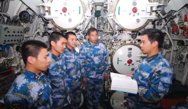 上陣父子兵！潛艇兵王王昌來服役35年，兒子是他的“頂頭上司”