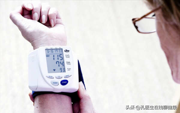 電子血壓計到底準不準，測血壓該測左臂還是右臂？醫生給你講明白