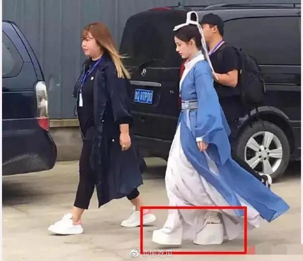 拍個戲就差踩高蹺了，搭戲的演員不曉得會不會跳戲哦