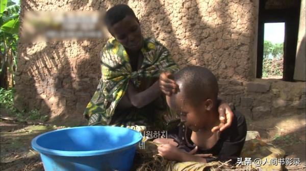 非洲女孩癱瘓10年，1天只吃1頓飯，每天和羊睡在一起