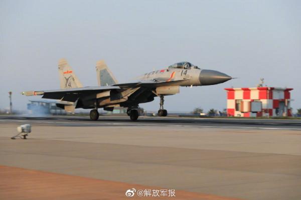 海軍航空大學某特裝大隊開展艦載戰鬥機著陸引導保障訓練