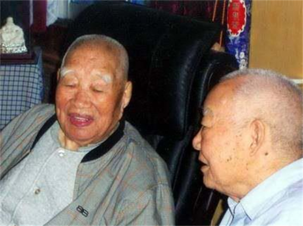 1955年授銜，孔慶德自認為能被授校官就樂壞了，卻被破格授予中將