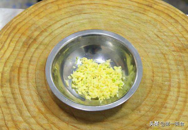 蒜蓉炒茄絲怎麼做不吸油不發黑，廚師長教你小技巧，清淡可口