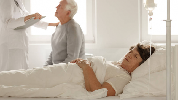 70歲阿姨哭訴：“家有長壽老人，子女遭罪”，道出了真實現狀