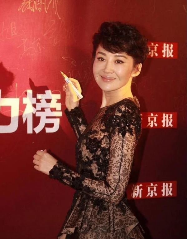 真成老太太了！許晴51歲也不算太老，但燙了這個要命的捲髮