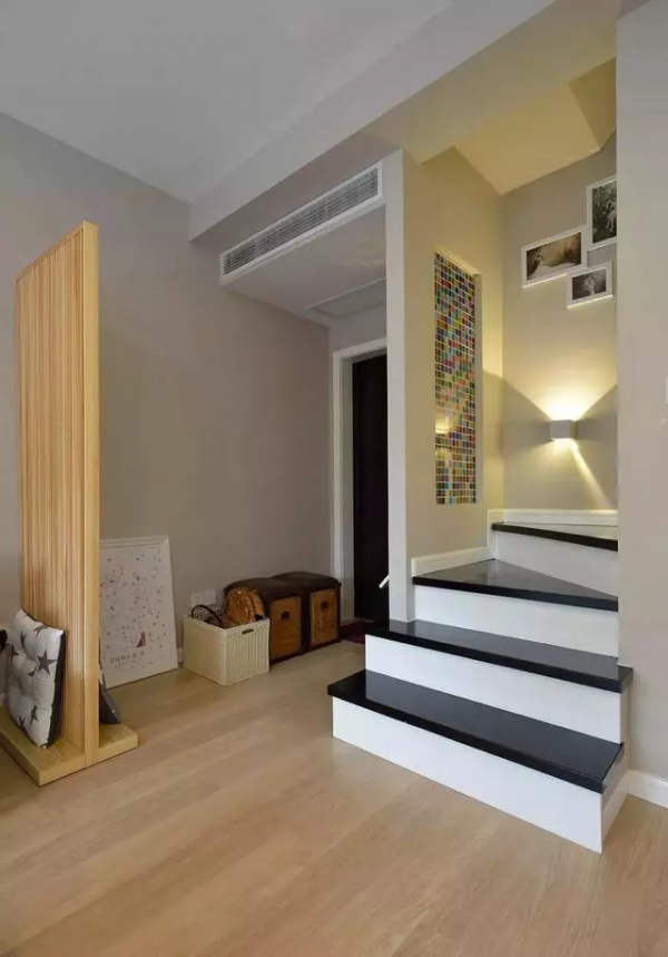 90㎡簡約小複式裝修,客廳隔斷櫃+隔斷框設計,通透又充滿藝術感 90㎡簡約小複式裝修,客廳隔斷櫃+隔斷框設計,通透又充滿藝術感