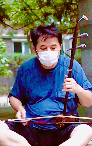 62歲畢福劍坐街頭拉二胡，挺肚腩打扮不修邊幅，寶刀未老被求直播