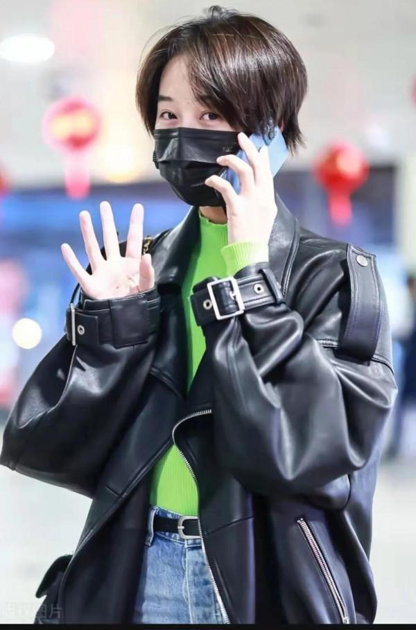 藍盈瑩機車皮衣搭牛仔裙帥帥惹人愛