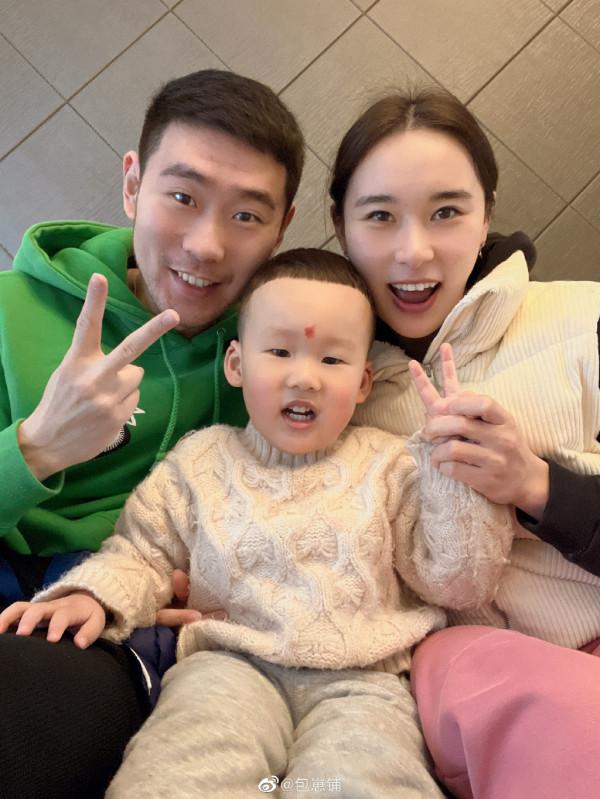 溫馨&excl;國羽世界冠軍夫婦曬一家三口全家福&comma;兒子兩歲又高又壯天賦佳