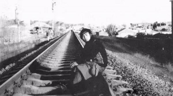 海子臥軌去世，兩月後，好友駱一禾為其整理遺作時猝然長逝