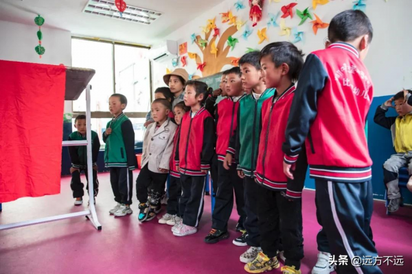 摩旅西藏的路上，我們闖入西藏小學，幹了件麼麼噠的事