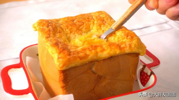 天冷了，煮個酥皮面包湯喝，喝完湯，吃浸滿奶油湯汁的麵包，滿足